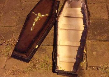 Macabro: Caixão infantil aparece abandonado no centro de Erechim