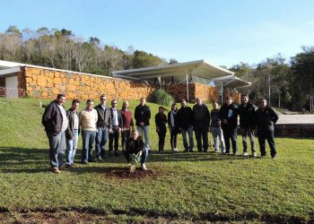 Dia do meio ambiente é marcado por plantio de árvore no Parque Teixeira Soares