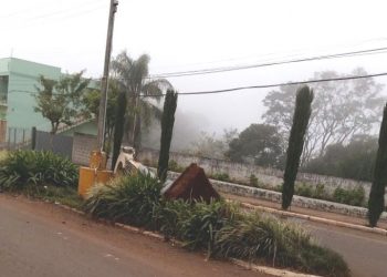Depois de poste em Marcelino, prédio da Câmara em Gaurama, agora veículo atinge Monumento do Lions