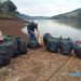 Mais de 10 sacos de garrafas pet são recolhidos nas margens do lago no Balneário