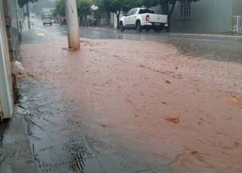 Chuva provoca alagamentos na rua Independência em razão de bueiros entupidos