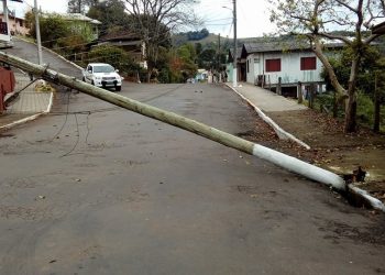 Poste de madeira cai e interdita trânsito em rua de Marcelino Ramos