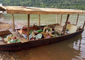 Pescador recolhe grande volume de lixo do lago em Marcelino Ramos