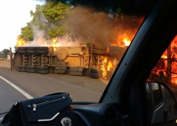 Caminhão tomba e é destruído pelo fogo na BR-153 em Três Arroios