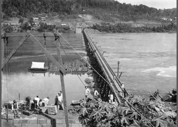 Foto histórica mostra ponte ferroviária sendo construída em Marcelino Ramos em 1910