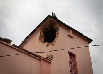 Raio abre cratera em torre de Igreja em Ipira