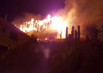 Incêndio de grandes proporções destrói casa de madeira em Marcelino Ramos