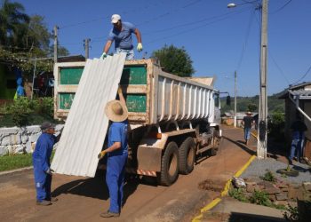 Famílias atingidas por vendaval em Marcelino Ramos recebem telhas