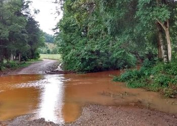 Riacho transborda e cobre pontilhão da comunidade de Nossa Senhora da Saúde