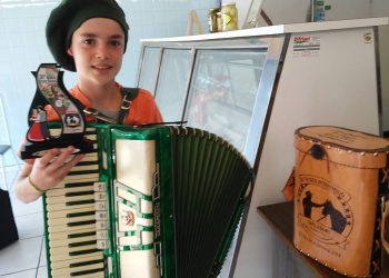 Conheça um gaiteiro que com apenas 11 anos já coleciona 16 prêmios