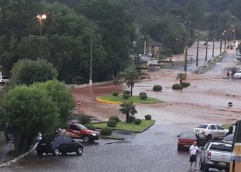 Chuva provoca alagamentos em Maximiliano de Almeida