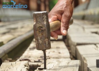 Cansado de ver pneus furados e rasgados, homem assume manutenção da ponte Rodoferroviária