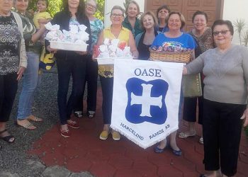 Tradição: Senhoras da OASE pintam ovos para distribuir à crianças carentes