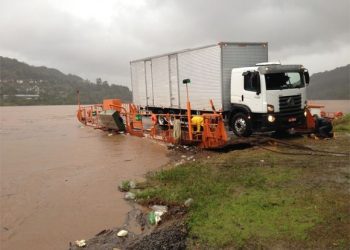 Balsa de Marcelino Ramos retoma travessia de veículos pesados até 32toneladas