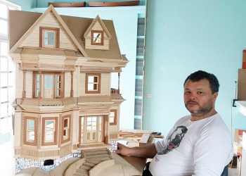 Artesão marcelinense transforma restos de papelão em obras de arte