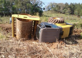 Funcionário da prefeitura de Alto Bela Vista leva susto ao tombar rolo compactador