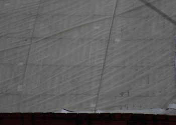 Sem recursos para trocar a cobertura, lona é usada para dar fim as goteiras no Ginásio da IECLB