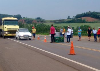 Agricultores realizam protesto na BR-153 em Marcelino Ramos
