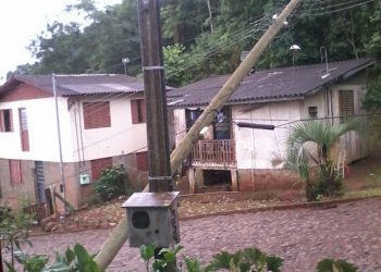 Chuva e vento deixa poste “pendurado” por fios em Marcelino Ramos