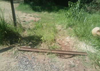 Motoristas de veículos pesados estão burlando barreiras para fazer travessia na ponte férrea