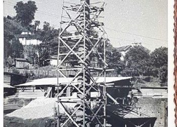 Foto histórica mostra construção de Chaminé da antiga empresa Remor & Cia Ltda