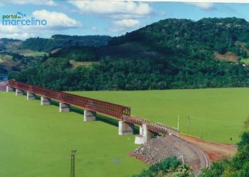Foto histórica mostra lago em Marcelino coberto por plantas aquáticas