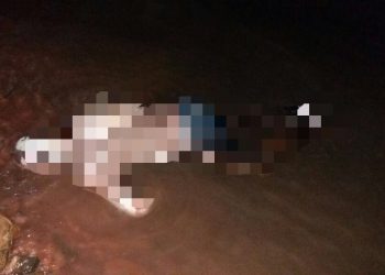 Cadáver com pés amarrados e marca de tiro nas costas é encontrado boiando no lago de Itá