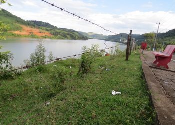 Mirante no caminho para o balneário está se transformando em lixão