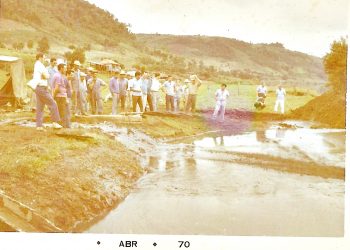 Foto histórica mostra o dia em que foi encontrada água sulfurosa no antigo balneário de Marcelino Ramos