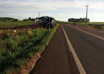 Carreta carregada de cerveja tomba em Maximiliano de Almeida