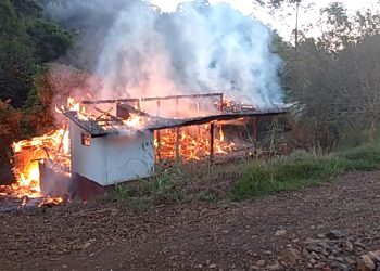 Casa é destruída por incêndio em Alto Bela Vista