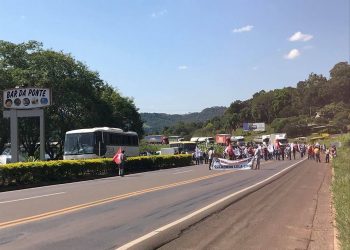 Trabalhadores da agricultura familiar realizam manifesto na divisa de SC com o RS em Marcelino Ramos