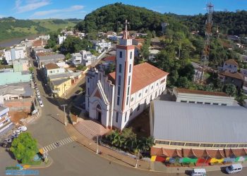 Comunidade católica busca recursos para reformar telhado da Igreja Matriz. Obra está orçada em mais de R$ 300 mil