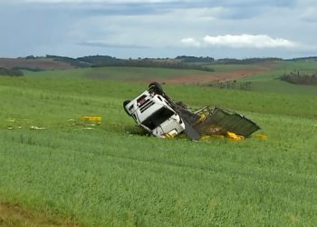 Caminhão é arrastado pela força do vento no Norte do RS
