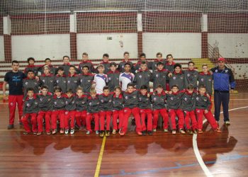 Alunos da Escolinha de FUTSAL recebem abrigos adquiridos com recursos repassados pelo Judiciário