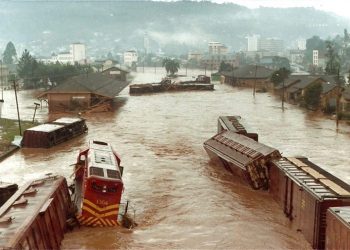 Foto da enchente de 83 mostra vagões sendo arrastados pelas águas