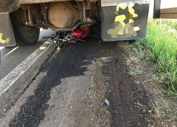 Motociclista para em cima de carro e moto é destruída em Gaurama
