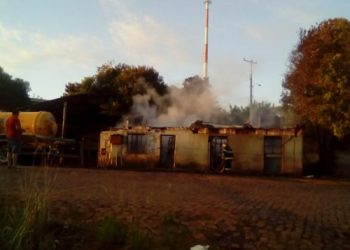 Casa é destruída pelo fogo em Maximiliano de Almeida