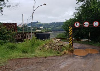 Prefeitura vai promover melhorias na cabeceira da ponte em Alto Bela Vista. Mato toma conta do local