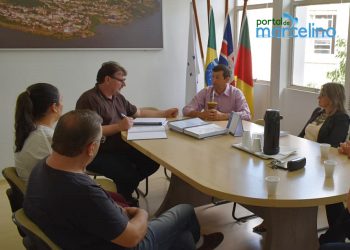 Lideranças se reúnem para tratar da pavimentação da estrada que liga Pinhalzinho a Maximiliano