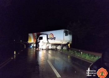 Carreta com placas de Marcelino Ramos faz “L” na pista na BR-153 em Irani