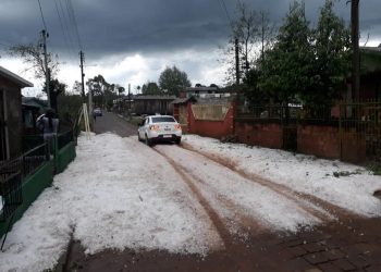Temporal de granizo deixa ruas de Lagoa Vermelha cobertas por gelo