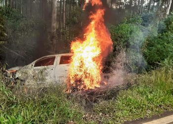 Carro sai da pista e pega fogo entre Machadinho e Maximiliano de Almeida
