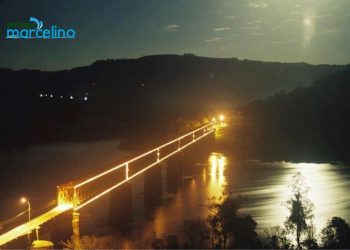 Foto rara mostra ponte rodoferroviária iluminada