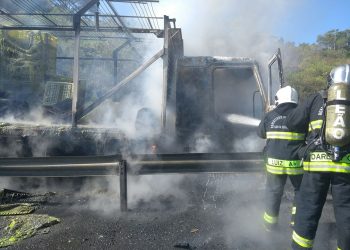 Fogo destrói caminhão na BR-153 em Marcelino Ramos.