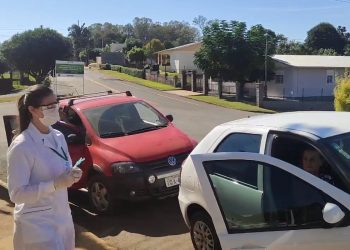 Viadutos adota sistema “Drive Thru” para evitar que idosos se desloquem até as unidades de saúde.