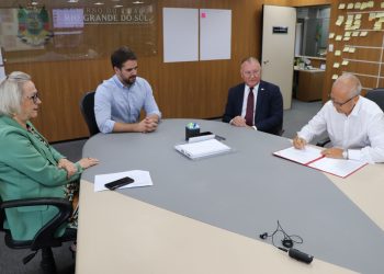 Dr Claudio assinando contrato