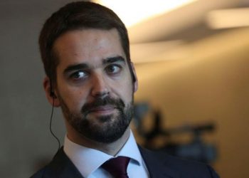 Eduardo Leite prorroga suspensão das aulas até 30 de abril no RS