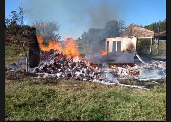 Incêndio destrói residência no interior de Alto Bela Vista