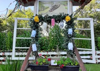 Máscaras são distribuídas gratuitamente para pessoas que precisam em jardim na avenida Beira Rio